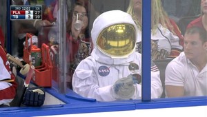 Astronaut priletel na derby zápas NHL! Fandil Tampe alebo Floride?