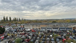 Policajti zasahujú na nelegálnom vrakovisku. Na pozemku sú tisícky vrakov