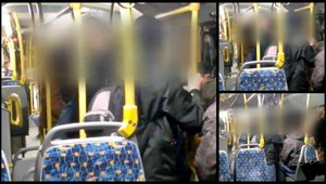 Na útočníkov z trolejbusu sa to sype. Vyšetrovateľ rozšíril obvinenia