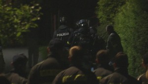 Muž sa zabarikádoval s plynovými bombami a vyhrážal sa výbuchom. Nakoniec skončil vo väzbe