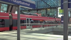 Muž (59) prežil 25-kilometrovú jazdu zavesený na boku vlaku