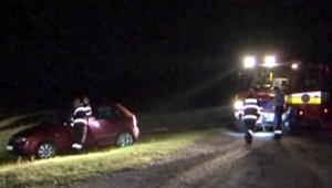 Mladík nezvládol jazdu na mokrej ceste. S prevráteným autom narazil do stromu