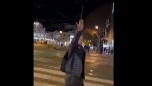 Výtržník, ktorý napadol aj turistu z Nového Zélandu, sa dočká väzby