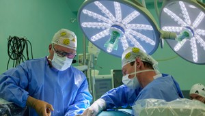 V Bratislave sa lekárom podarila unikátna operácia. Menej invazívna metóda prináša niekoľko výhod