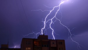 Českom otriasli silné búrky. Hlásia minimálne jednu obeť