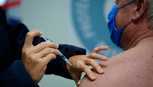 Odmeny pre zaočkovaných seniorov: Ambulancie lekárov, ktorí očkujú, hovoria o probléme