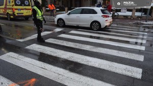 Ženu s dvoma vnukmi zrazilo na priechode pre chodcov auto