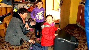 Eva trie biedu. Darca jej rodine venoval nové okná