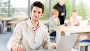 Oplatí sa mať vysokoškolský titul? Trh práce vraví nie, výplatná páska áno