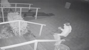 Kameňovému fantómovi zrejme odzvonilo. Polícia v Lučenci chytila 18-ročného mladíka