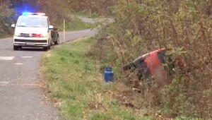 Bez vodičáku a s viac ako 3 promile havaroval.  V aute viezol aj dve malé deti