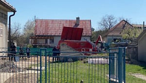 Tragédia vo Vrábloch. Muž spadol do drvičky na drevo