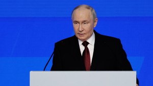 Novinár žijúci v Moskve: Putin nehovorí celú pravdu. Rusko trápi nedostatok benzínu