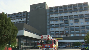 Kvôli bombovej hrozbe evakuovali hotel, ľudia čakali v škole