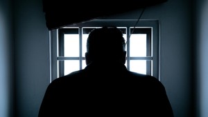 Otec zneužil dcéru deň po jej narodeninách, časť rodiny hádže vinu na ňu