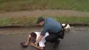 Policajt zrazil páchateľa. Prišiel o prácu