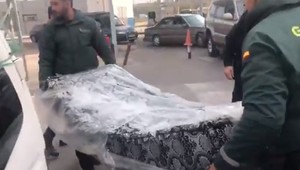 VIDEO: Zašití v matracoch, tak sa snažili dvaja muži dostať do Európy