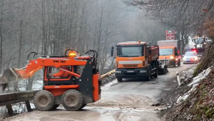 Dve obce úplne odrezal zosunutý svah. Bahno bolo vyše kolien