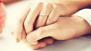 Čerstvým snúbencom padol prsteň do kanála. Policajti neváhali a vliezli doň