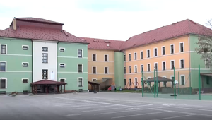 Deväťročný autistický chlapec vypadol z okna špeciálnej školy. So zlomeninami skončil v nemocnici