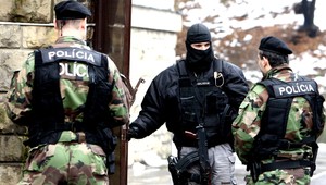 Pri policajnej razii na Liptove chytili obchodníkov so zbraňami