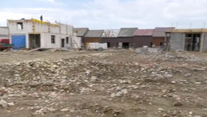 Mesiac po obrovskom požiari v pohraničnej obci Nová Belá začali s obnovou. Medzi úplne zničené domy patria aj obydlia Slovákov