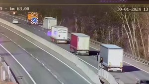 VIDEO: Polícia zverejnila hrozivé zábery. Kamión narazil do cestárskeho auta