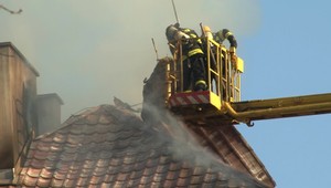 Oheň zachvátil bytovku. Medzi evakuovanými bolo aj 4-mesačné bábätko