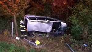 Nehoda na R1. Po krkolomnej jazde skončila dodávka v priekope