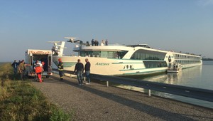 Kapitána, ktorý narazil výletnou loďou do brehu Dunaja, obvinili