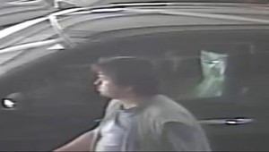 Pomôžte vypátrať Slováka, ktorý vykradol parížsku autodielňu!