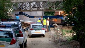 Na mužov na diaľnici spadol 700 kilogramový diel