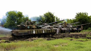 Na východe Ukrajiny sťahujú tanky, dvoch vojakov zabila mína