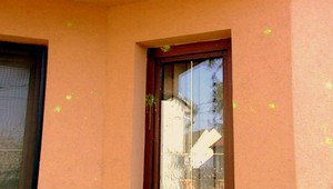 Paintballové guličky skončili na rodinnom dome v Lábe