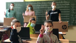Bez prístupu k online vzdelávaniu nemajú šancu. Firmy sa preto spojili s učiteľmi a rozhodli sa pomôcť chudobným žiakom