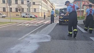 Ružomberské cesty zastavila olejová škvrna. Na mieste museli zasahovať hasiči