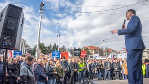 Samosprávy protestovali pred parlamentom: Tri roky sme suplovali štát, už to ďalej nezvládame, znelo z pódia