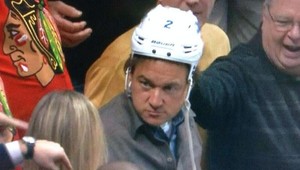 VIDEO. Pardymu ukradol v zápase fanúšik prilbu! Poliali ho pivom