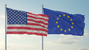 Nová obchodná dohoda medzi USA a EÚ: 15-percentné clo na autá a čipy