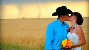 Tornádo ako svadobný hosť. Nevesta sa nenechala rozhodiť...