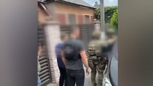 V pivnici držal malé deti a dospelých. Prevádzač z Ukrajiny okrádal migrantov a vyhrážal sa im