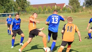 Totálne prepnutý futbalista! Brutálny kopanec do ležiaceho súpera!