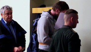 Drsné vydieračské praktiky bývalého mestského policajta. Mladíka nútil polievkovou lyžicou kopať si hrob