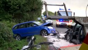 Čelná zrážka dvoch automobilov. Vozidlá po náraze odhodilo