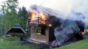 Známa chata v Krpáčove zhorela do tla