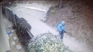 VIDEO: V Bratislave sa neznámy muž prechádzal so zbraňou v ruke