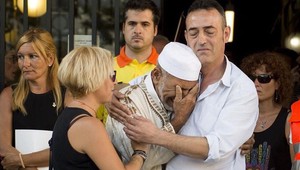 Dojímavý odkaz. Otec obete útoku objal plačúceho islamského imáma