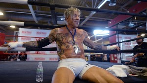 Všetci herci prerušili nakrúcanie, TENTO to ignoruje! Po plastikách je už na nepoznanie