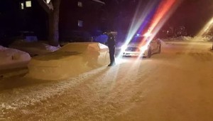 FOTO: Chceli dať pokutu na auto, keď zistili, že je zo snehu. Policajti majiteľovi nechali odkaz