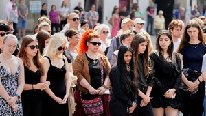 Namiesto výučby zavládol smútok a slzy. Rakúsko sa deň po streľbe na minútu zastavilo